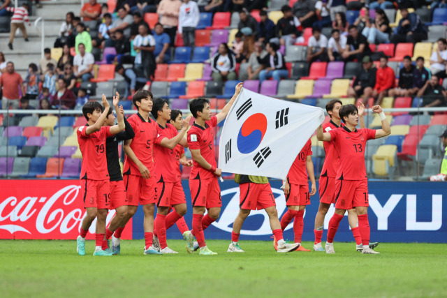 한국 대표팀 선수들이 5일(한국 시간) U-20 월드컵 4강 진출을 확정한 뒤 태극기를 펼쳐 들고 응원단을 향해 인사하고 있다. 연합뉴스