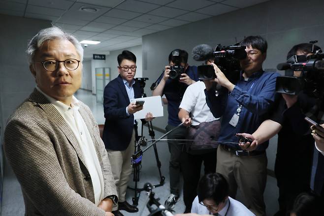 더불어민주당 최강욱 의원이 5일 오전 의원회관 사무실로 들어서며 기자들의 질문에 답하고 있다. ⓒ연합뉴스