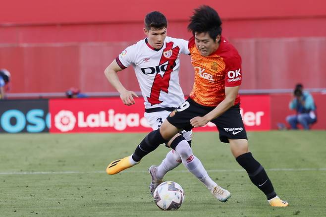 마요르카 이강인(오른쪽)이 5일 스페인 마요르카의 에스타디 마요르카 손모시에서 열린 라요 바예카노와의 2022~2023 스페인 프리메라리가 38라운드 경기에서 상대 선수와 공을 다투고 있다.     마요르카 | EPA연합뉴스