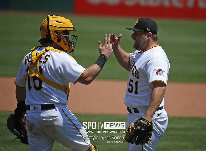 ▲ 3일 연속 세이브로 세인트루이스를 막아낸 데이비드 베드나(오른쪽)