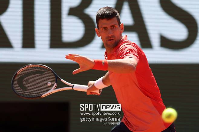 ▲ 노바크 조코비치가 2023년 롤랑가로스 프랑스오픈 남자 단식 16강전에서 경기를 펼치고 있다.