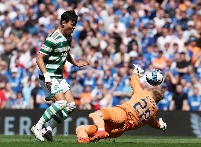 ▲ 단 6개월 만에 우승컵 세 개를 든 셀틱 공격수 오현규. ⓒ연합뉴스/REUTERS