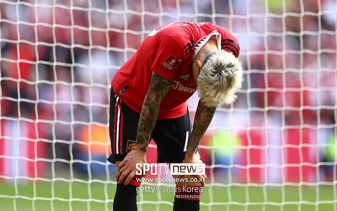 ▲ 마커스 래시포드(사진 아래)는 FA컵 우승을 내준 뒤 일시 좌절했지만, 곧바로 알레한드로 가르나초(사진 위) 등 동료들에게 다가가 위로, 독려하며 용기를 불어 넣었다고 한다.