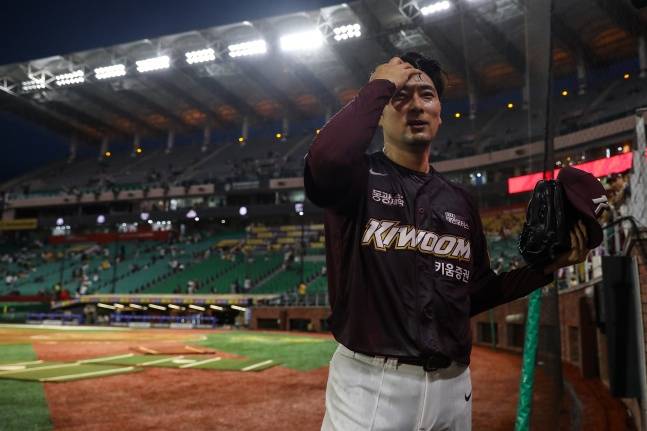 키움 임창민이 4일 인천 SSG전에서 개인 통산 100세이브를 달성했다. 동료들의 물세례 축하를 받고 웃는 모습.  /사진=키움 히어로즈