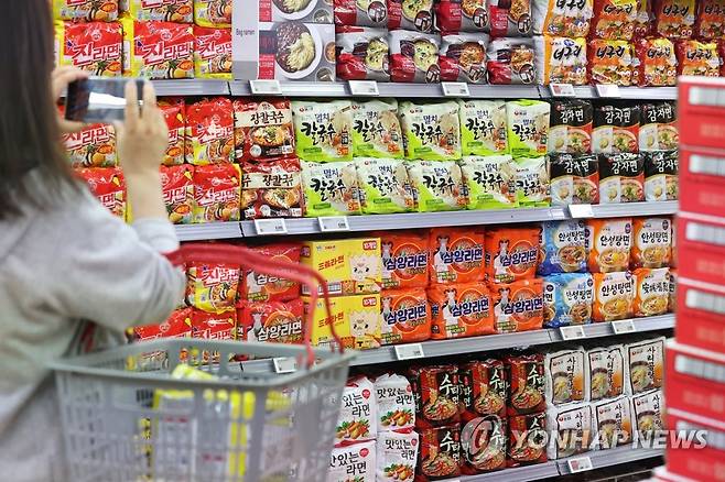 불닭볶음면ㆍ삼양라면 가격 인상 (서울=연합뉴스) 강민지 기자 = 삼양식품이 내달 7일부터 불닭볶음면과 삼양라면 등 13개 브랜드 제품 가격을 평균 9.7% 인상한다고 21일 밝혔다. 봉지면 기준 불닭볶음면과 삼양라면은 각각 8.7%, 9.3% 오른다. 사진은 이날 서울의 한 대형마트에 진열된 라면. 2022.10.21 mjkang@yna.co.kr