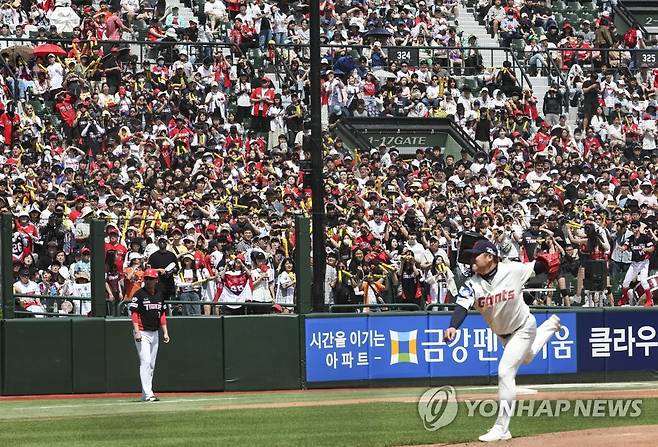 사직야구장 가득 메운 야구팬들 (부산=연합뉴스) 강덕철 기자 = 4일 부산 사직야구장에서 열린 2023프로야구 KIA 타이거즈와 롯데 자이언츠의 경기를 찾은 관중들이 열띤 응원을 하고 있다. 2023.6.4 kangdcc@yna.co.kr