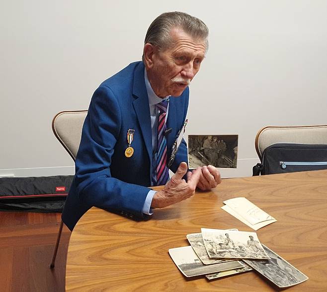 호주 참전용사 인물사진전 (시드니=연합뉴스) 정동철 통신원 = 지난 2일(현지시간) 호주 시드니 안작 메모리얼에서 열린 참전용사 인물사진전 개막식에 참석한 참전용사 캐빈 존바인햄씨가 한국전쟁 당시 찍은 흑백 사진을 보여주며 전우들에 대한 이야기를 들려주고 있다. 2023.06.02. dcj@yna.co.kr