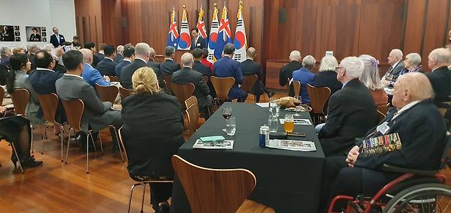 호주 참전용사 인물사진전 (시드니=연합뉴스) 정동철 통신원 = 지난 2일(현지시간) 호주 시드니 안작 메모리얼에서 열린 한국전 참전용사 인물 사진전에서 이태우 주시드니총영사가 기념사를 하고 있다. 2023.06.02. dcj@yna.co.kr