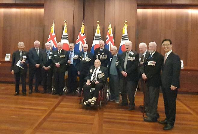 호주 참전용사 인물사진전 (시드니=연합뉴스) 정동철 통신원 = 지난 2일(현지시간) 호주 시드니 안작 메모리얼에서 열린 한국전 참전용사 인물사진전 개막식을 마친 후 기념촬영을 하고 있다. 2023.06.02. dcj@yna.co.kr