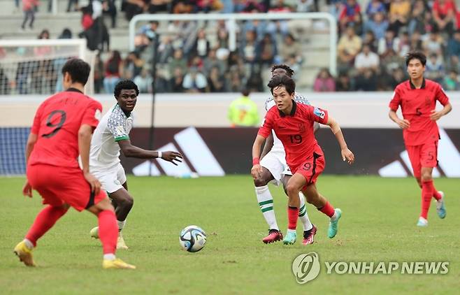 배서준 '골문까지 가보자' (산티아고 델 에스테로=연합뉴스) 임화영 기자 = 4일(현지시간) 오후 아르헨티나 산티아고 델 에스테로 스타디움에서 열린 2023 국제축구연맹(FIFA) 20세 이하(U-20) 월드컵 8강전 한국과 나이지리아의 전반전 경기에서 배서준이 드리블 하고 있다. 2023.6.5 hwayoung7@yna.co.kr