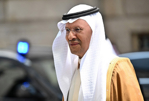 4일(현지시간) 하루 100만 배럴 추가 감축 선언을 한 사우디 에너지부장관 압둘아지즈 빈 살만 왕자 (사진=AFP)
