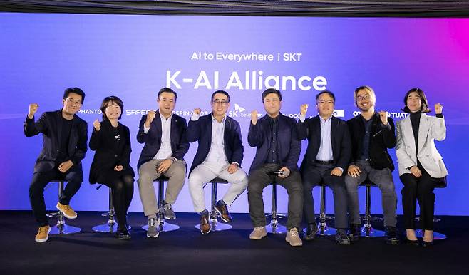 유영상 SKT 사장이 지난 26일(현지 시각) 스페인 바르셀로나에서 가진 기자간담회에서 AI 혁신을 SKT 혼자가 아니라, 최고의 기술력을 가진 AI 테크 기업들과 동맹을 맺고 글로벌 무대에서 빅테크들과 경쟁하겠다며 K-AI 얼라이언스의 구축을 알렸다. 사진 왼쪽부터 팬텀AI 조형기 대표, 사피온 류수정 대표, 베스핀글로벌 이한주 대표, SKT 유영상 사장, 몰로코 안익진 대표, 코난테크놀로지 양승현 CTO, 스윗 이주환 대표, 투아트 조수원 대표다. 사진=SK텔레콤 제공