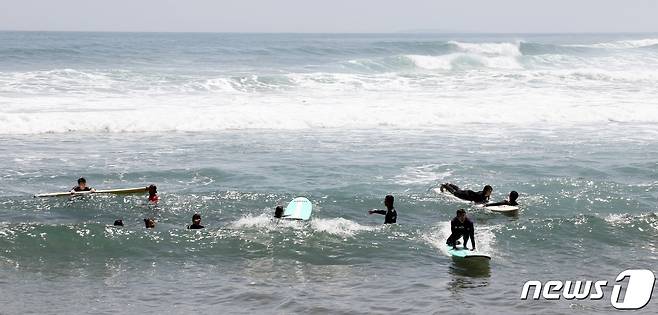 초여름 날씨를 보인 2일 오후 제주 서귀포시 중문동 색달해수욕장에서 서퍼들이 서핑을 즐기고 있다.2023.6.2./뉴스1 ⓒ News1 고동명 기자