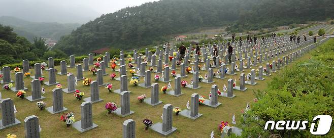 현충일인 6일 전북 임실군 국립임실호국원을 찾은 해병대전우회 관계자들이 묘역을 순례하고 있다. 2022.6.6/뉴스1 ⓒ News1 유경석 기자
