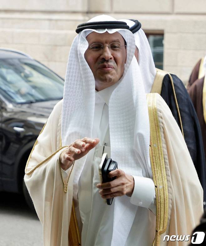 압둘아지즈 빈 살만 알 사우드 사우디아라비아 에너지 장관이 4일(현지시간) 오스트리아 빈에서 열린 OPEC+ 회의에 도착을 하고 있다. 2023.6 5 ⓒ 로이터=뉴스1 ⓒ News1 우동명 기자