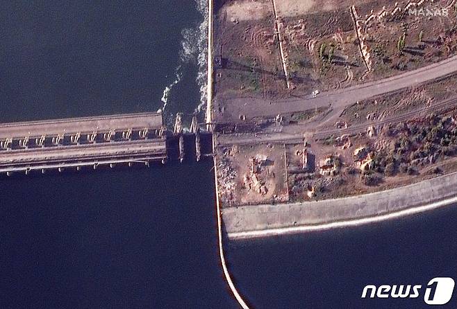 미국 위성업체 맥사 테크놀로지가 공개한 우크라이나 헤르손 지역의 노바 카호프카 댐 위성 사진. 2022. 11. 11. ⓒ 로이터=뉴스1 ⓒ News1 최서윤 기자
