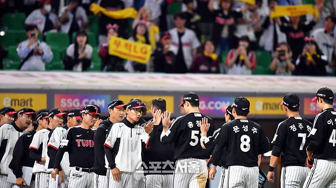 LG 염경엽 감독이 23일 인천SSG랜더스필드에서 열린 2023 프로야구 SSG랜더스와 LG트윈스의 경기 9회말 수비를 마친 후 선수들과 자축하고 있다.  2023.05.23.  문학 | 강영조기자 kanjo@sportsseoul.com