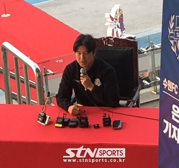 은퇴 기자회견에 임하는 박주호의 모습. 사진┃이형주 기자(수원종합운동장)