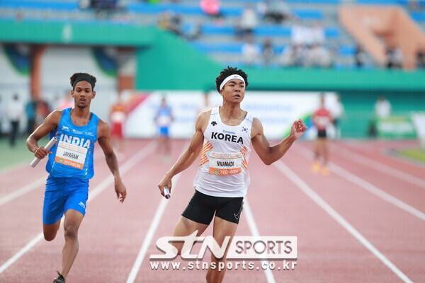 김정윤(경남체고)·김동진(대구체고)·배건율(전남체고)·나마디 조엘진(김포제일공고)가 호흡을 맞춰 6일 오후 경북 예천스타디움에서 열린 '제20회 예천아시아U20육상경기선수권대회' 남자 400m 계주에 출전해 40초32를 기록, 은메달을 획득했다. 사진┃데일리런 제공