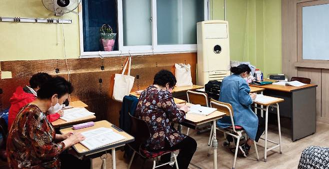 학생들이 서울 중랑구 태청야학에서 수업에 집중하고 있다.