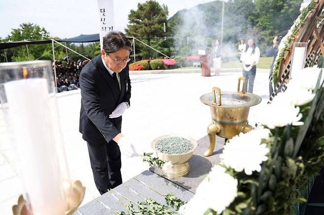 홍태용 경남 김해시장이 제68회 현충일 추념식에서 제단에 국화를 놓고 있다. [사진제공=김해시청]