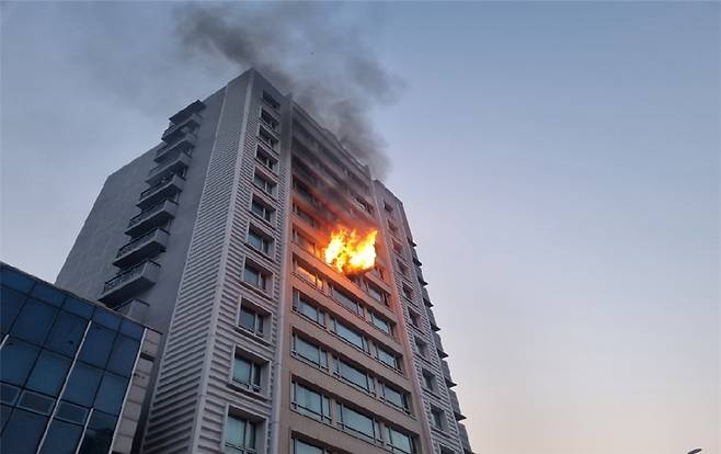 4일 새벽 5시쯤 서울 강서구 공항동의 한 오피스텔 8층에서 모기향 불씨가 가연성 물질로 옮겨 붙으며 화재가 발생했다. 이 화재로 입주민 1명이 엉덩이에 2도 화상을 입었고, 56명이 대피했다./강서소방서 제공