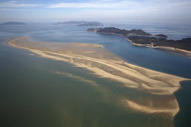 하루 두 번 썰물 때만 모습을 드러내는 모래섬인 ‘풀등’의 모습. 인천 옹진군 대이작도의 명소다./인천 옹진군