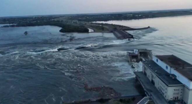 6일(현지시간) 러시아군이 점령하고 있는 우크라이나 남부 헤르손주 드니프로강의 카호우카 댐이 파괴된 모습. / 노바 카호우카 AFP=연합뉴스