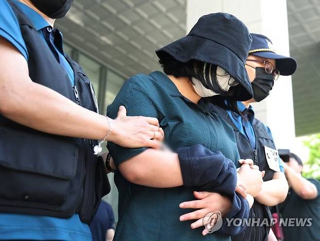 또래 여성을 살해하고 시신을 유기한 혐의를 받는 정유정이 지난 2일 오전 부산 동래경찰서에서 나와 검찰로 송치되고 있다.ⓒ연합뉴스
