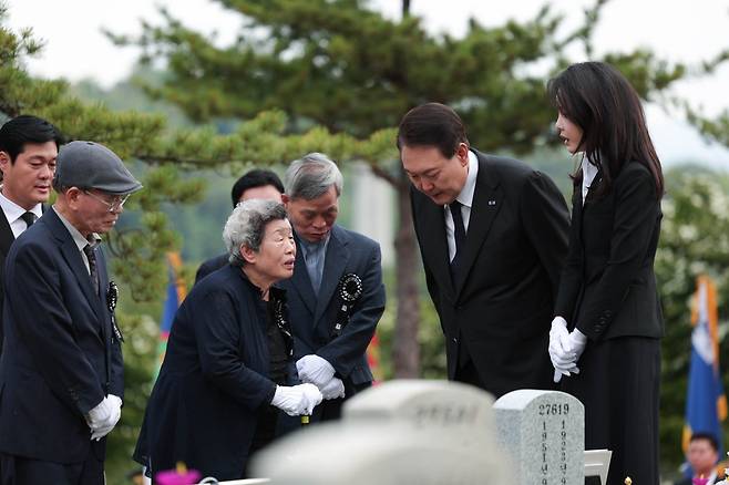 윤석열 대통령과 김건희 여사가 6일 서울 동작구 국립서울현충원에서 열린 제68회 현충일 추념식에 앞서 ‘호국의 형제’ 고(故) 김봉학·성학 육군 일병 유해 안장식에 참석해 묘역을 살펴보고 있다. 2023.6.6 대통령실 제공