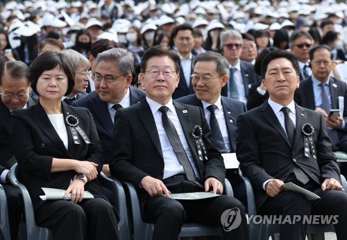 국민의힘 김기현 대표(오른쪽부터), 더불어민주당 이재명 대표, 정의당 이정미 대표가 6일 서울 동작구 국립서울현충원에서 열린 제68회 현충일 추념식에 참석하고 있다. 연합뉴스