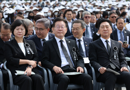 김기현 국민의힘 대표(오른쪽부터), 이재명 더불어민주당 대표, 이정미 정의당 대표가 6일 서울 동작구 국립서울현충원에서 열린 제68회 현충일 추념식에 참석하고 있다.<연합뉴스>