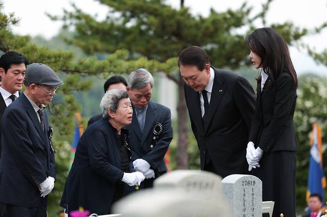 윤석열 대통령과 김건희 여사가 6일 서울 동작구 국립서울현충원에서 열린 제68회 현충일 추념식에 앞서 '호국의 형제' 고(故) 김봉학·성학 육군 일병 유해 안장식에 참석해 묘역을 살펴보고 있다. [대통령실 제공] 연합뉴스