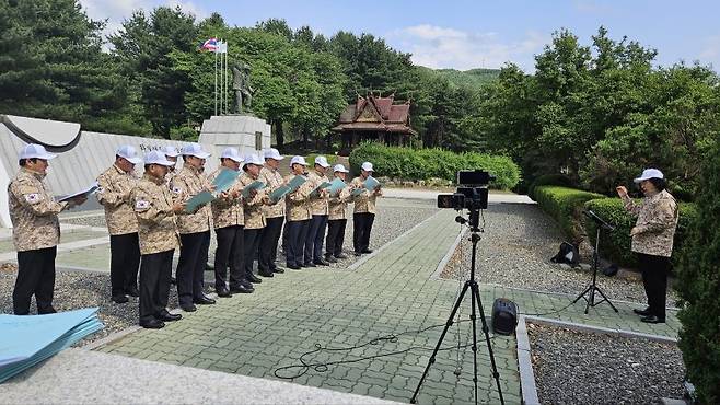 현충일인 6월 6일 대한민국 군가합창단이 포천 태국군 참전비에서 군가합창 추모식을 거행하고 있다. 사진=대한민국 군가합창단 제공