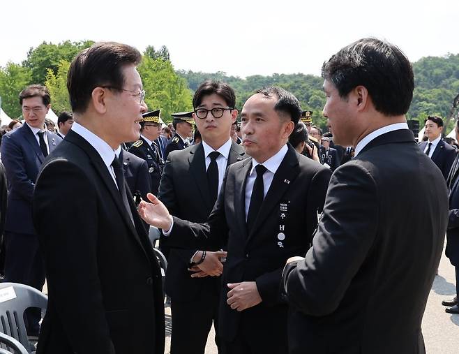 더불어민주당 이재명 대표(왼쪽 첫번째)가 6일 서울 동작구 국립서울현충원에서 열린 제68회 현충일 추념식장에서 추념식이 끝난 뒤 최원일 전 천안함장(오른쪽 두번째)으로부터 항의를 받고 있다. 연합뉴스