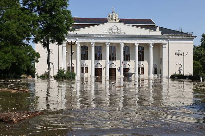 우크라이나 헤르손주 드니프로강에 위치한 노바카호우카 댐이 공습을 받아 파괴된 뒤 통제할 수 없는 물이 흘러나와 인근 마을 커뮤니티 센터가 6일 침수됐다. 타스 연합뉴스