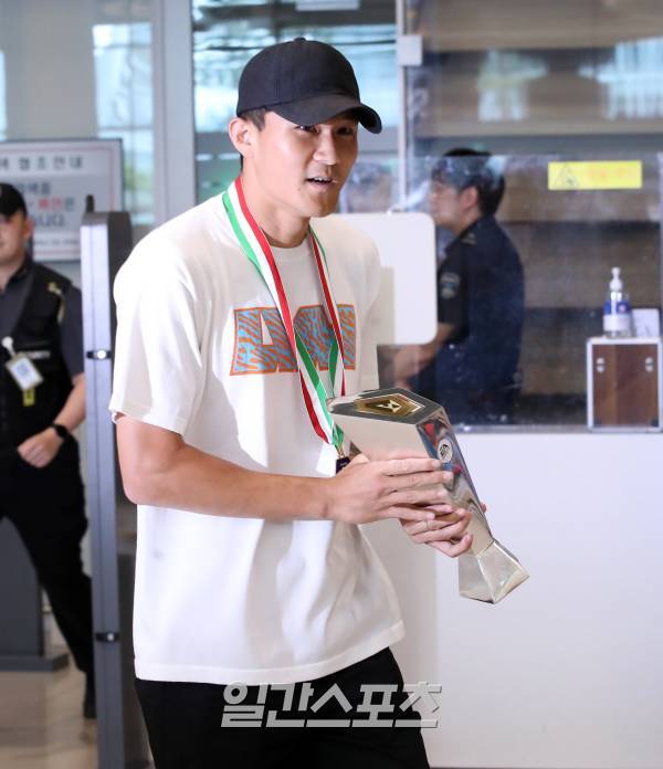 세리에A 2022-2023시즌 최우수 수비수상을 수상한 ‘철벽 수비수’ 김민재(나폴리)가 6일 오후 인천공항을 통해 귀국했다. 김민재가 트로피를 들고 입국장을 나서고 있다. 한편 김민재는 15일 기초군사훈련을 받기위해 육군훈련소에 입소할 예정이다. 인천공항=정시종 기자 capa@edaily.co.kr /2023.06.06.