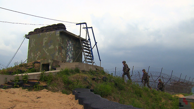 강원도 철원군  휴전선 남방한계선 GOP(일반 전초)를 육군 3보병사단 일명 백골부대 장병이 순찰하고 있다