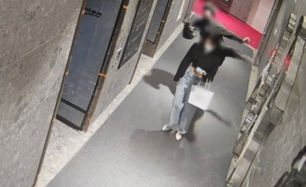 지난해 5월 22일 부산 부산진구 한 오피스텔 1층 복도에서 가해자(뒤쪽)가 피해자를 발로 가격하는 모습이 담긴 CCTV 화면. /사진=피해자 측 변호사 제공