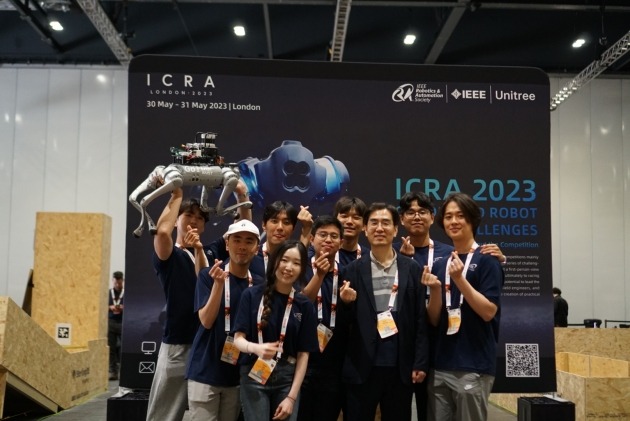2023 국제 로봇 및 자동화 학술대회에 참여한 명현 교수 연구팀.