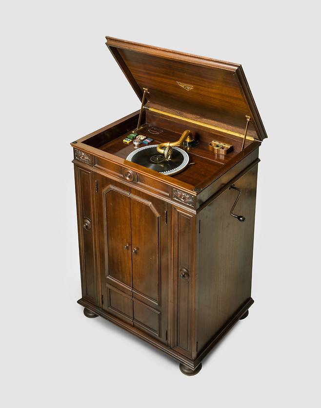 A 1925 Credenza gramophone located at the second floor of the “House of Records, See the Sound" exhibition (NGC)