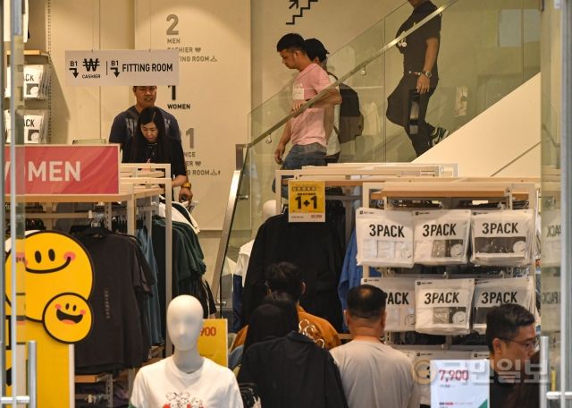 6일 서울 중구 명동의 의류 상점이 쇼핑객들로 붐비고 있다.