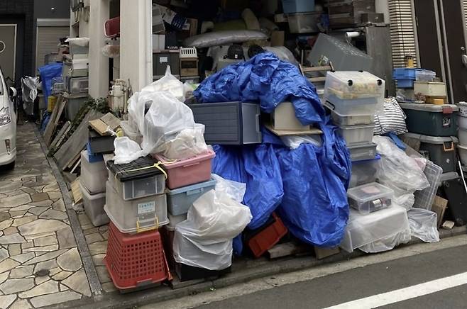 일본의 사회적 고립 현상이 심화되면서 ‘고미야시키’(쓰레기 집) 현상이 연일 미디어를 통해 소개되고 있다.[사진 = SCMP]