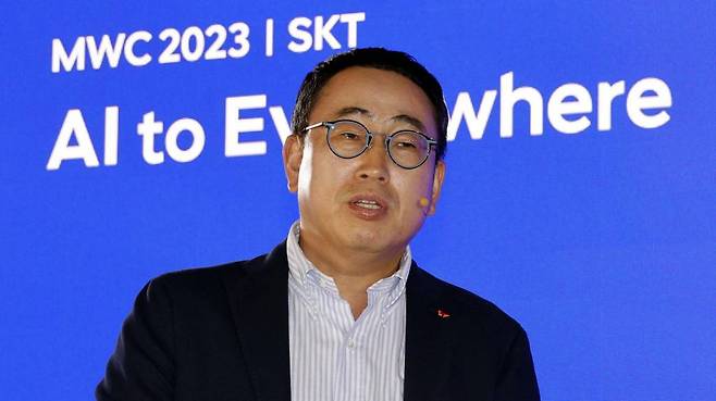 유영상 SK텔레콤 사장이 26일(현지시각) MWC23이 열리고 있는 스페인 바로셀로나에서 기자간담회를 갖고 'AI 컴퍼니' 비전인 'AI to Everywhere'를 발표하고있다. 2023.02.27./사진제공=뉴시
