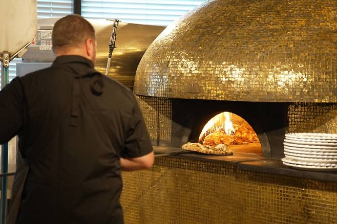지난 2일 베라 한남점에서 열린 세계 피자 마스터 협업 행사에서 피자 마스터가 베라의 '베수비오 화산석 화덕' 앞에서 직접 피자를 구워내고 있다. /사진제공=SPC