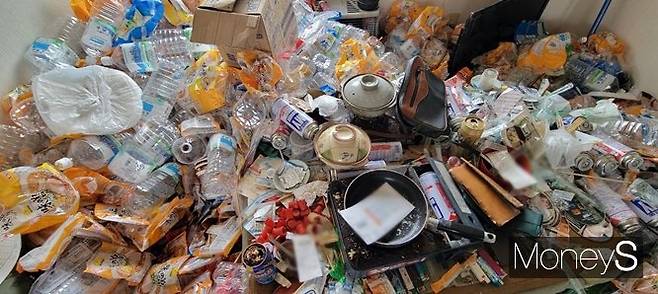 '쓰레기 집'이 일본에서 사회적 과제로 대두되고 있다고 홍콩 매체 사우스차이나모닝포스트(SCMP)가 지난 1일(현지시각) 보도했다. 사진은 일본의 한 '쓰레기 집' 내부 모습. /사진=트위터 캡처