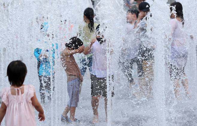 수요일인 7일은 전국이 대체로 더울 것으로 예측된다. 사진은 서울 종로구 광화문광장 분수대에서 어린이들이 물줄기를 맞으며 무더위를 식히던 모습. /사진=뉴시스