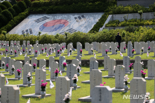 현충일을 하루 앞둔 5일 서울 동작구 국립서울현충원에서 한 추모객이 참배를 하고 있다. 뉴시스