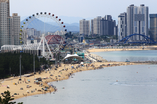 현충일이자 휴일인 6일 속초해변을 찾은 관광객과 시민들이 더위를 식히고 있다. 연합뉴스