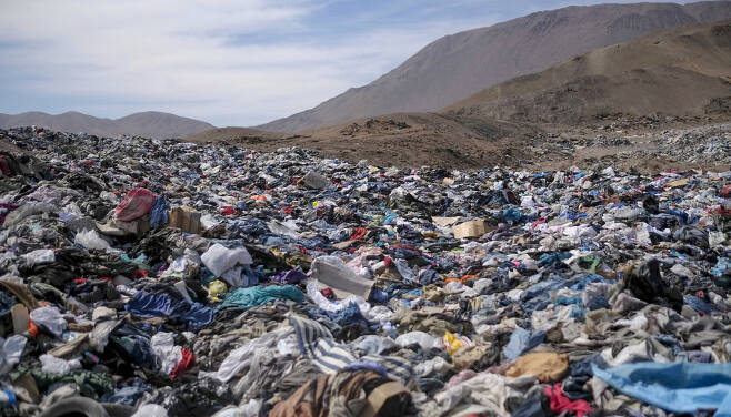 칠레 북부 아타카마 사막에 위치한 알토 오스피시오의 라 물라 마을 근처에 대량의 의류 폐기물이 버려져 있다. [AP]